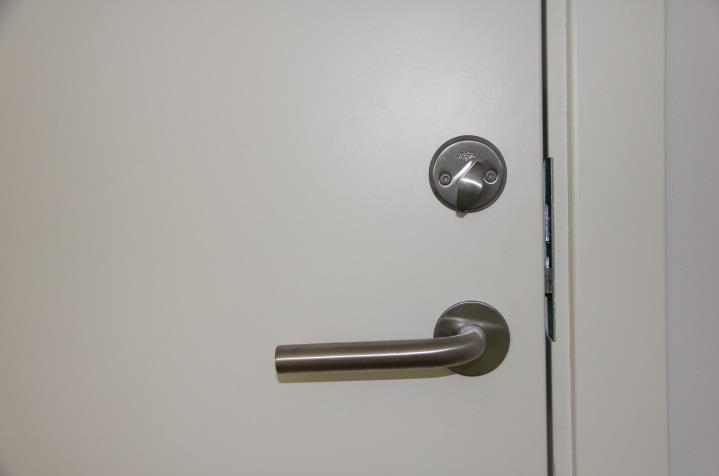 HOVEDDØR: Indvendig lås. For at låse drejes der med urets retning og for at låse op drejes der mod urets retning Pinolskrue Håndtag Udvendig lås.