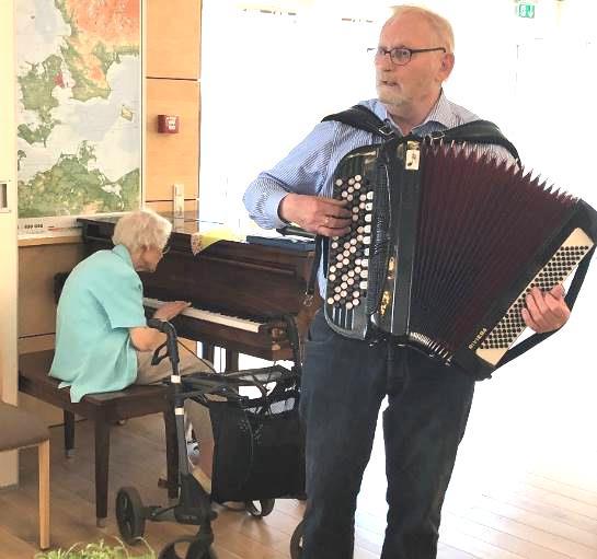 Han kom torsdag d.31. maj og spillede på sin fine harmonika. Alle fra Solgården var inviteret inkl. deltagerne fra aktivitetscentret.