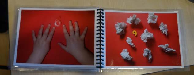 Figur 3. Barnets talbog Udarbejdelsen af bogen skete sammen med det enkelte barn. Barnet valgte selv de ting, der til hvert foto skulle bruges til at vise mængden visuelt (bunken af 1 ere).