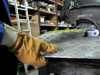 Prægning Håndtering af stålstænger og metalplader De anvendte materialer (overlegen læderkvalitet og kanvas) giver fleksibilitet, komfort og smidighed.