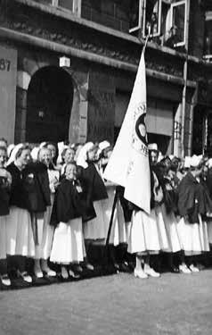 Sygeplejersker hylder med den nye fane i spidsen Christian X på hans 70-års fødselsdag den 26. september 1940. Kongen blev et symbolsk samlingspunkt under hele besættelsen 1940-45.