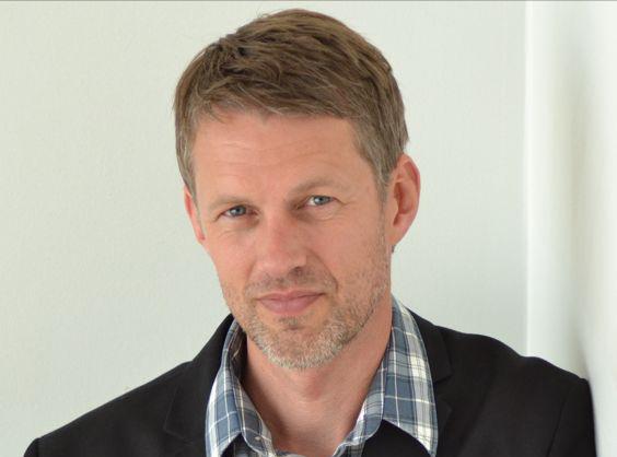 JONAS GABRIELSEN Jonas Gabrielsen er Ph.d. fra CBS og i dag lektor i retorik på Roskilde Universitet.