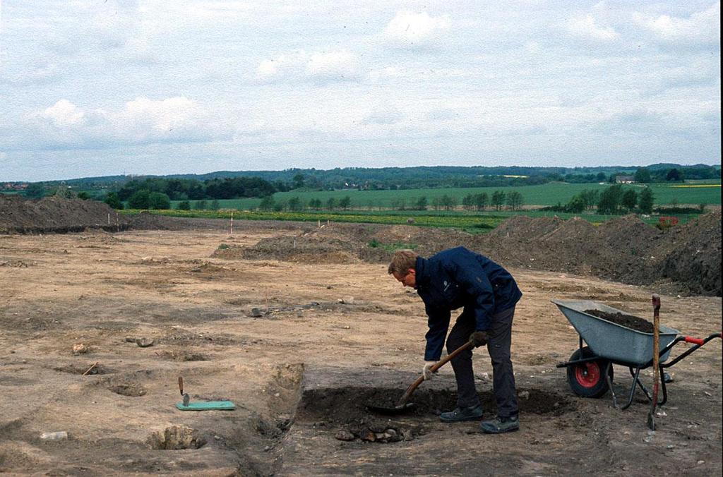 Udgravningsbillede set fra øst. Rune Iversen udgraver grubehus A358. Resultater På pladsen fremkom sammenlagt 14 huse, heraf 7 langhuse, 2 mindre udhuse og 5 grubehuse.