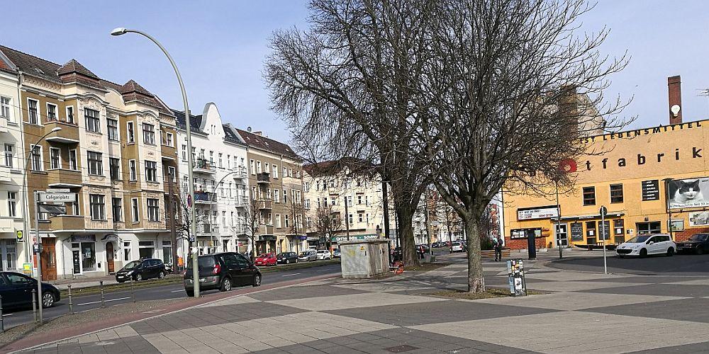 I området ligger Caligariplatz med naturligvis en biograf, det jødiske Waisenhaus, Martin Niemöller Platz, køreskole med