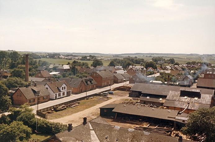 Trævarefabrikken / Hinnerup træskofabrik Billedet er taget fra Fællesforeningens silo, og tiden er midt i 1960erne. Til venstre ses husene i Storegade (det hvide hus er nr.12 Materialisten).