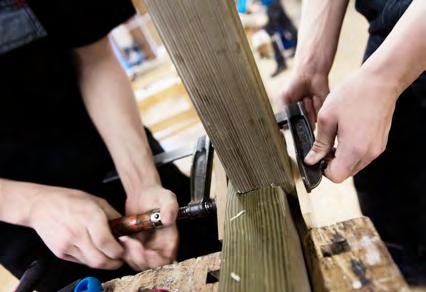 På Blidstrup Efterskole samarbejder håndværkerlinjen med EUC Nordvest i Thisted og lokale håndværkere om undervisning, brobygning og praktik.