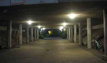 Lysstriberne og det blå lys på de skrånende betonplader er meget effektfuldt og skaber en tryg oplevelse i de mørke timer.