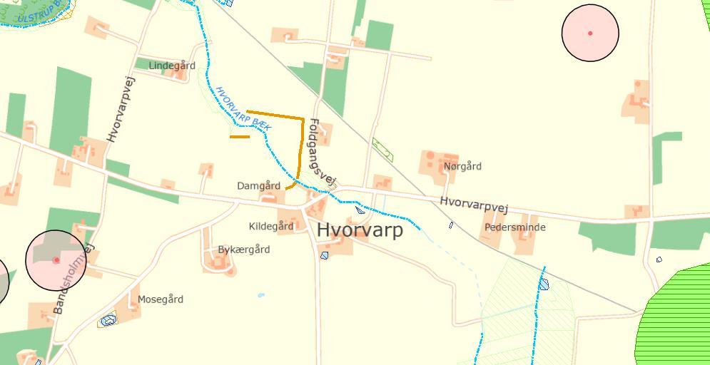 Figur 2. Jelstrupvej 5 er beliggende under stednavn Hvorvarp Den grønne skravering er skovbyggelinjen. Blå stiplet linje er beskyttet vandløb, orangelinjer er beskyttede diger.