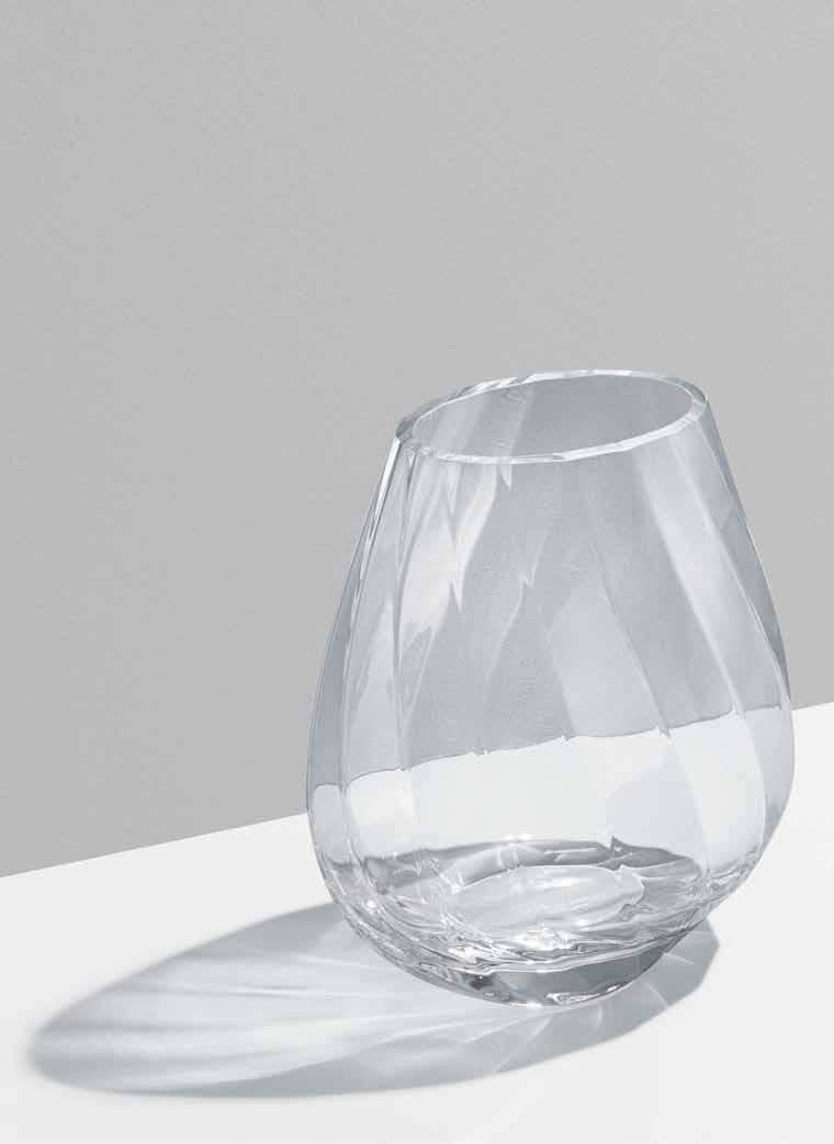 FACET COLLECTION DESIGN BY RIKKE HAGEN FACET COLLECTION RIKKE HAGEN (DK) Facet, a collection of artisanal glassworks from designer Rikke Hagen, elevates the medium to unprecedented heights, forging a