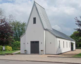 Kirkens vægtæpper og miniatu-iaturekirken er fra Feldborg Kirkes 100 års jubilæum i 1990.