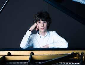RUNE LEICHT LUND Rune Leicht Lund er 15 år gammel og har spillet klaver, siden han var 8 år. Da Rune var 9 år gammel, begyndte han på Klaverskolen Gradus med Martin Lysholm Jepsen som lærer.