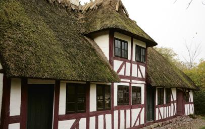 DA STRÅTAG VAR ALMINDELIGT Den Fynske Landsby fortæller historie fra 1800-tallets Fyn det var dengang, næsten alle ejendomme på landet var tækkede TEKST OG FOTOS: JØRGEN KAARUP Grundmur og tegltag