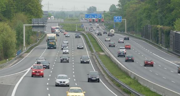 Spørgsmål 3 (6-spor): Tyskland udbygger A7 motorvejen mod Hamborg Lufthavn til 6 spor og E45 udbygges fra Kolding til Randers til 6 spor. Mange nye europæiske motorveje bygges til 6 spor som standard.
