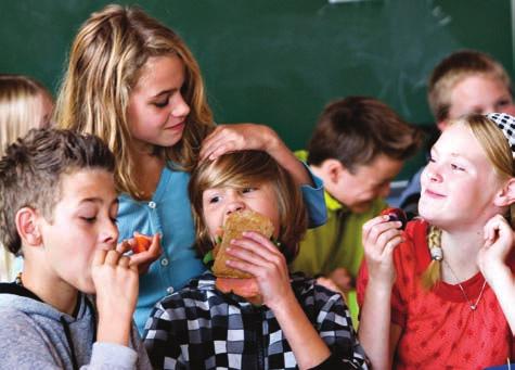 Forord Forord Børn spiser i et fællesskab, hvor maden har flere funktioner end blot at mætte. Det er vigtigt at tænke på, når vi som voksne gerne vil have eleverne til at spise sundt og godt.