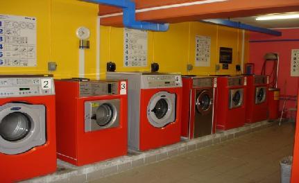 VASKERI Vaskeriet må udelukkende anvendes af den enkelte beboer til vask af eget tøj. Benyttelse af vaskeriet er på eget ansvar. Der må vaskes på fredage fra kl. 07:00 til 08:30 og fra kl.
