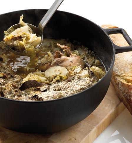 fasanlårene lægges sammen med laurbærblade og derefter resten af kålen og kartoflerne. Retten braiseres under stanniol i ovnen ved 180 C i ca.