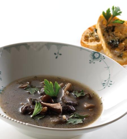 Suppen koges i 5 minutter og smages til med madeira. Brødet lunes og smøres med persillesmør.