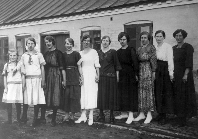 Her er familien Hansens ti døtre fotograferet uden for huset omkring 1920. Fra venstre er det Anna (f. 1912), Esther Edith (f. 1910), Ninna Othilie (f. 1906), Magdalene (f. 1902), Nathalie (f.