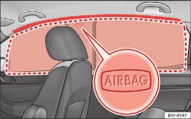 Airbaggenes placering er markeret med teksten AIRBAG i ryglænenes øverste område.