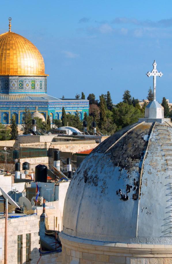 Kontrasterne er store, ikke blot mellem de forskellige religioner, men også indenfor jødedommen selv med et meget religiøst præget Jerusalem til det verdslige Tel Aviv.