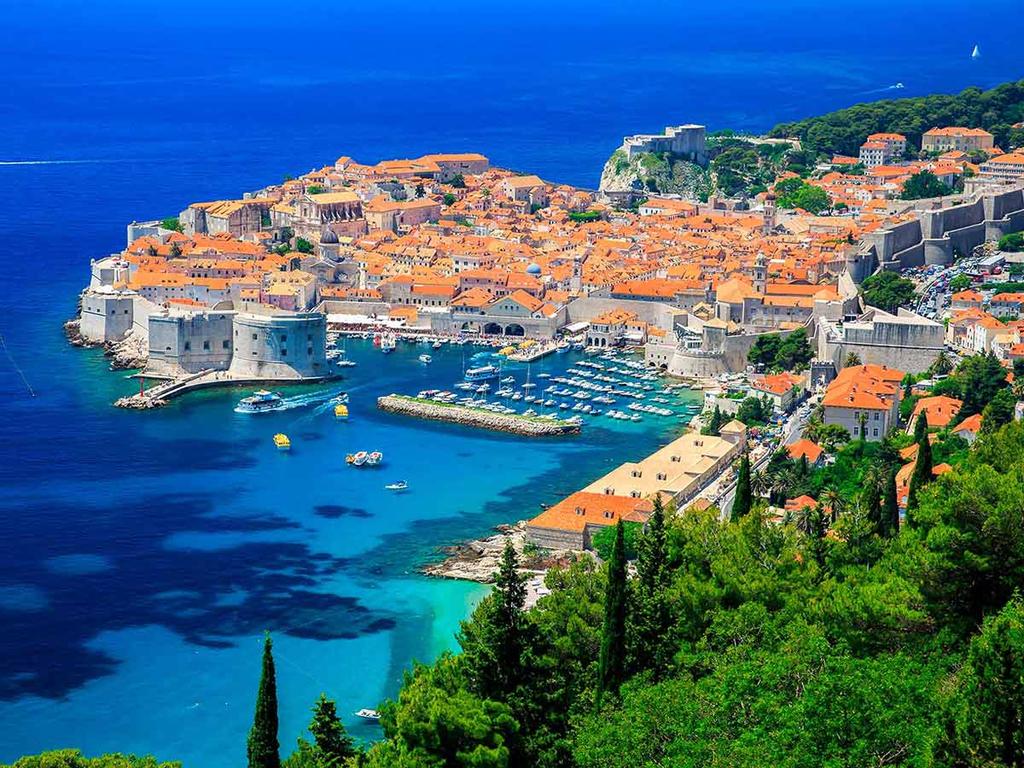 Dag 2 Efter morgenmaden på hotellet tager vi på byrundtur med lokalguide i Dubrovniks historiske bykerne Stari Grad. Dubrovnik blev anlagt i det 7.