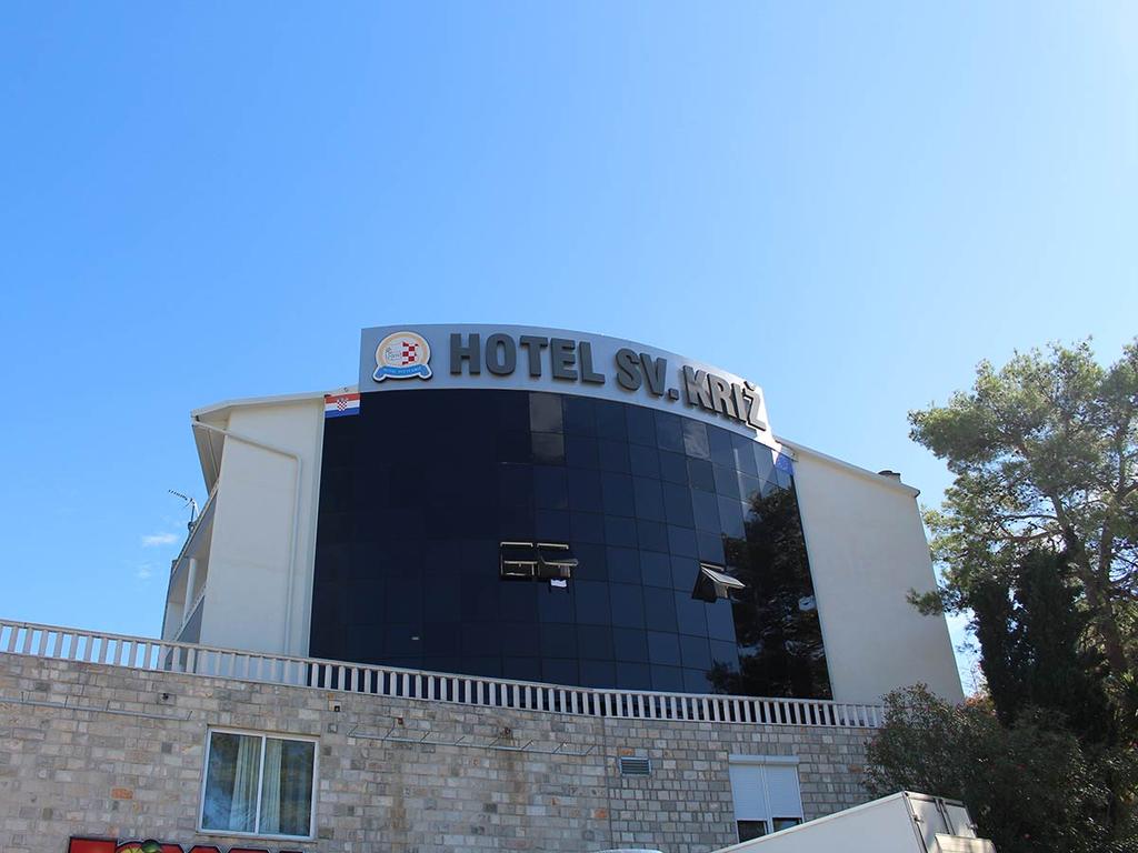 Hotel Sveti Kriz Hotel Sveti Kriz ligger få meter fra vandet på øen Chiovo ud for