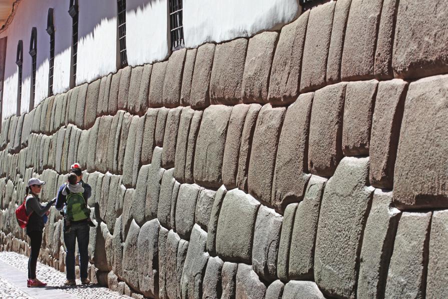 PÅ OPELSE I CUSCO SOLTEMPLET OG KATEDRALEN BUS TIL PUNO MED STOP VED SEVÆRDIGHEDER I besøger Inkaernes soltempel, hvor I finder de fineste stenmure i Peru.