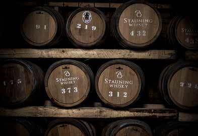 Uden for landsbyen Stauning ligger Stauning Whisky, der er historien om ni venner, som i 2005 begyndte at brygge whisky af vestjyske råvarer.