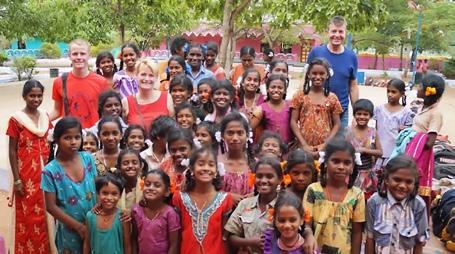 Dejligt besøg med varme oplevelser Veldrevet og rent, og et fint dagsprogram for børnene på Pudhu Vasantham i Sydindien, hvor vores sponsorpige, Thulasi, bor AF METTE, KRISTOFFER OG BJØRN LYNGBIRK Vi