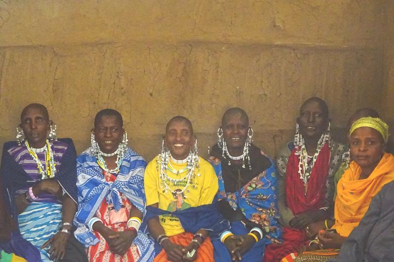 Gruppen af ngaribas i Monduli Jue VSLA, der handler om at lære at håndtere penge. Det havde de fået galt fat i, så Sambeke havde brugt tid på ekstraundervisning, for at lære dem systemet.