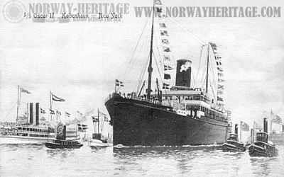De sejler fra København med passagerskibet Oscar II, der ankommer til New York (Ellis Island) den 5. oktober 1911.