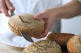 Brødet danner nu et ideelt fundament for det lækre indhold, som derved kommer i fokus. Brug brødkilen som dekorativ afslutning på toppen af sandwichen.