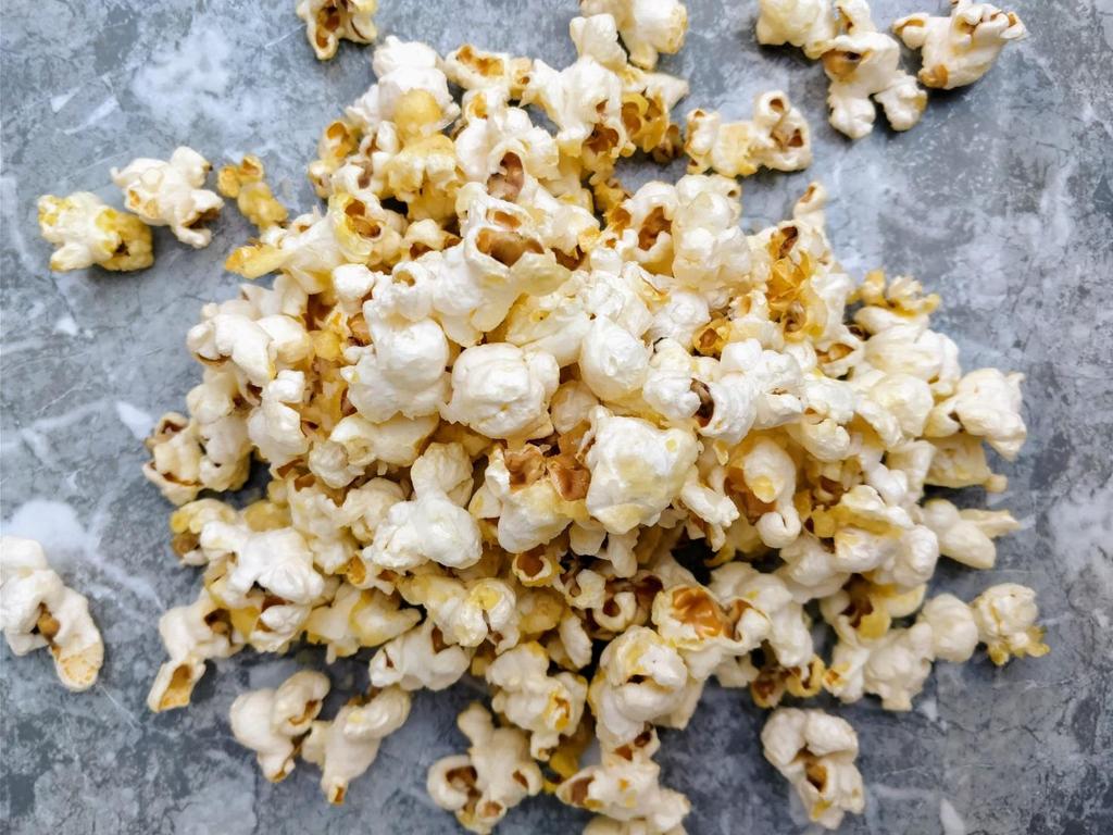 Popcorn med citron, smør og vanilje Det skal du bruge: 1 dl