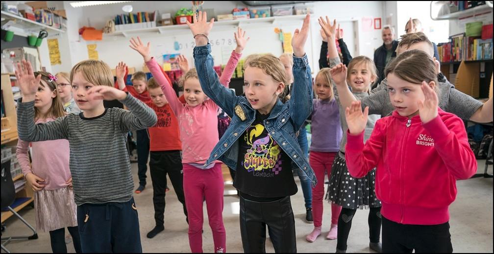 Af Niels Henrik Sørensen Kommunikationskonsulent. Fotos: Johnny Wichmann. På Andst Børne- og Skolecenter er de dygtige til at gøre bevægelse til en naturlig del af skoledagen.