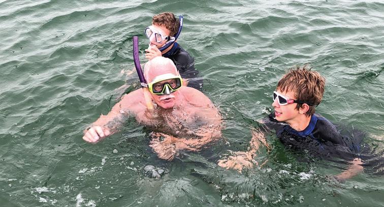 MED HANS I BØLGEN BLÅ På sommerens første regnvejrsdag tog Zakarias, Frederik og Hans på dykkertur. Når de sædvanlige baner er overstået onsdag ved 19.
