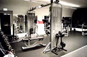 Fitness Fitnesstræning forgår i motionslokalet hvor der både er mulighed for kredsløbs- og styrketræning.