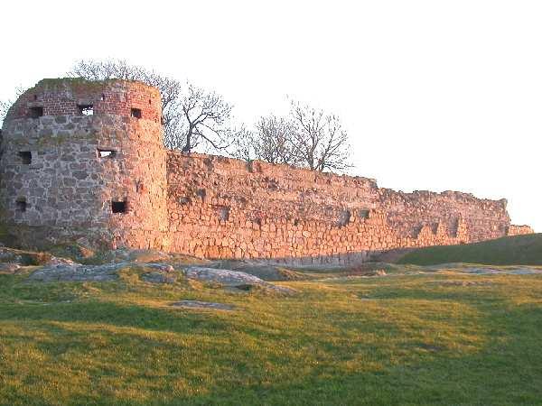Fæstningsmuren. Nordre fæstningsmur Mellem Hundetårn og Nordre Runddel Yderside Løse og manglende kiler i den bevarede facademur og store partier med løs kernemur i de Øvrige dele.