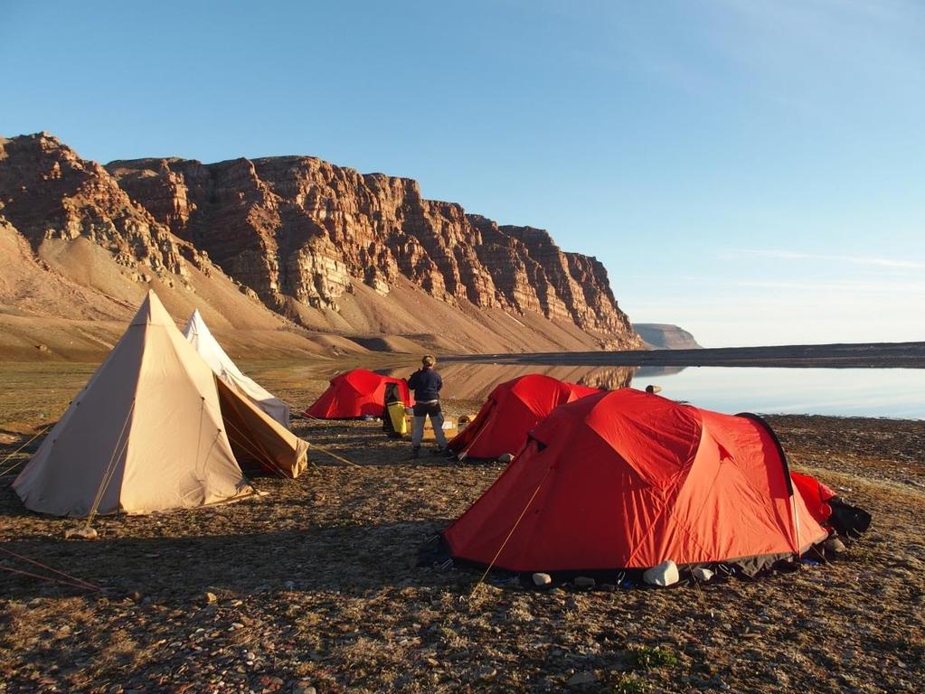 11/8: Rekognoscering til Manson Øer omtrent ud for Moriusaq. Registrering af de mange anlæg på hovedøen: forhistoriske, historiske og præ-moriusaq vinterhuse og mængder af teltringe og depoter.