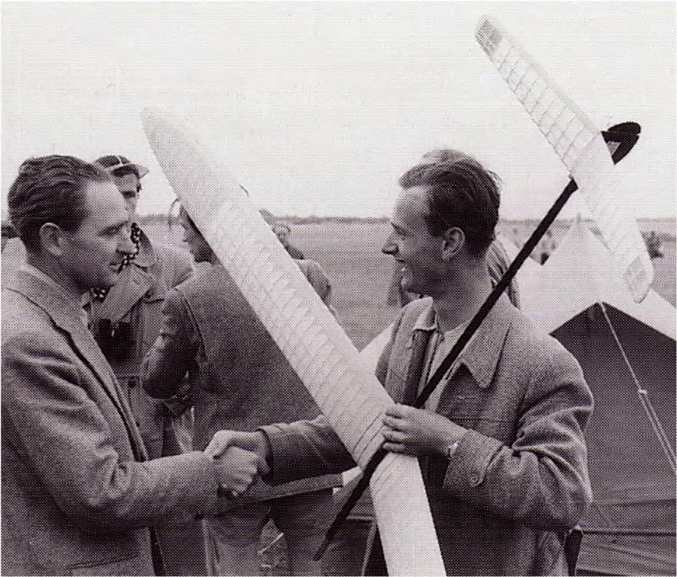 The Nordic Glider Class 1950 1955 Et skridt på vejen fra A-2 klassen til den moderne F1A model Verdensmesteren i 1953 Hans Hansen (til venstre) lykønsker verdensmesteren i 1954 Rudi Lindner med