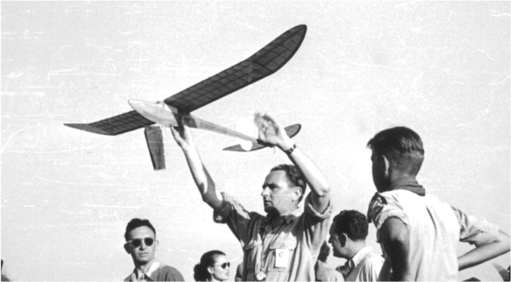 viser Nesdam med sin uheldige model og Børge med sin eksperimentelle flapmodel. Konkurrencen Første og anden periode blev fløjet fra kl. 5 til 7 i den tidlige morgen.