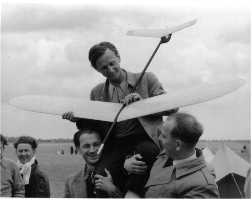 VM i Danmark i 1954 Beldringe flyveplads ved Odense blev valgt til sted for Danmarks første VM indenfor flyvesport på grund af dens centrale beliggenhed og som centrum for dansk modelflyvning.