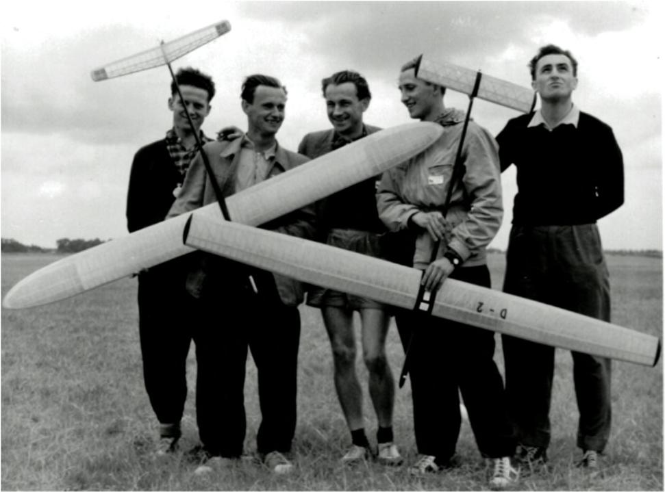 Modellen havde indbygget Lindnertrim for at forbedre evnen til at finde og udnytte termikken. Det vindende tyske hold. Fra venstre: W. Reimer, R. Lindner, holdleder C. Denzin, I.