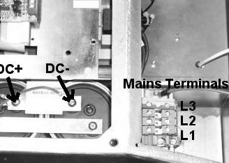 Kontrol 3: Ensretter Ensretteren leverer jævnspænding til alle klemkassens funktioner. Kontrollér spændingen på DC+ og DC-. Mål fra DC- til DC+ A. Jævnspændingen er > 500 VDC. Ensretteren er OK.