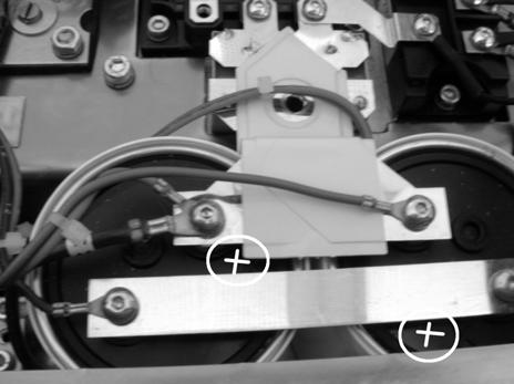 10. Kondensatorer Betingelser: Styreprintet og dets monteringsplade skal fjernes først. Effektprintet og dets monteringsplade skal fjernes først. Demontering: 1. Fjern motorklemrækken, inkl.