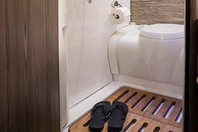 Komfortabelt bad Ædelt vaskeområde Alle badeværelser i ERIBA Nova S er udstyret med et bænktoilet.