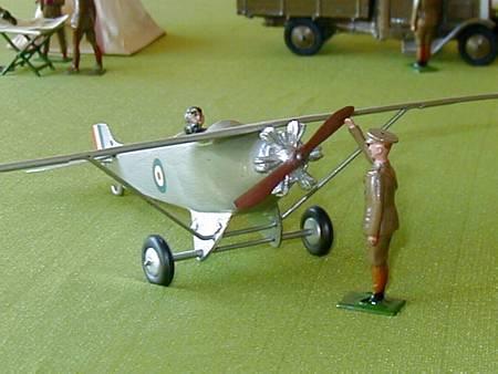 En af de andre pilotfigurer, som Britains fremstillede, var iført en lidt tidligere udgave af en "flyverdragt" - en kort læderjakke, båret over ridebukser og viklers.
