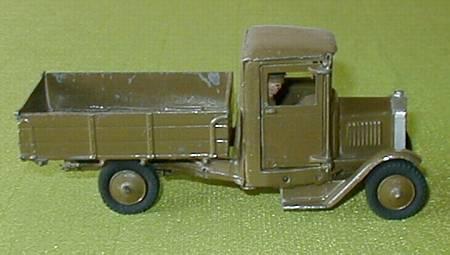 Eskadrillens rullende materiel er repræsenteret ved lastvognen (katalognummer 1334 Army Lorry, Fourwheeled type (with Driver).