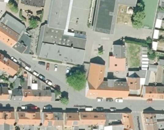 S1. Kryds Almegade / Kandegade (Rønne), ved Rønne Privatskole Krydset er et prioriteret T-vejkryds. Der er ingen cykelfaciliteter. Fortove er smalle. Der kan parkeres i begge sider af vejen.