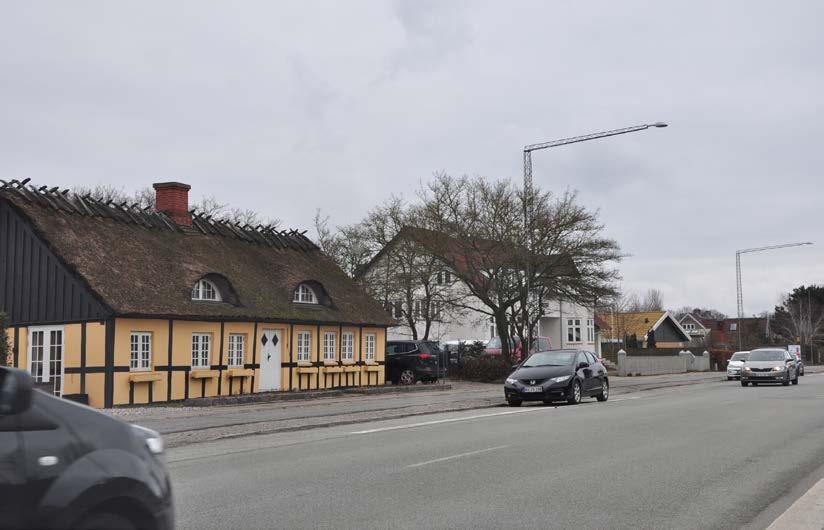 Sidste stykke mod Åkrogs Strandvej er også villa-beboelse med blandet erhverv - MIB mad og bager, guldsmed og pizza.