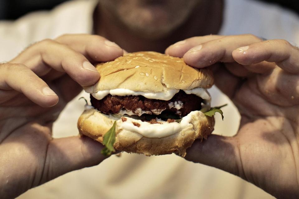 Foto: Miriam Dalsgaard Det kødfri hakkekød viser sig at fungere godt i en burger, der i forvejen er pakket med en masse kraftige smage.